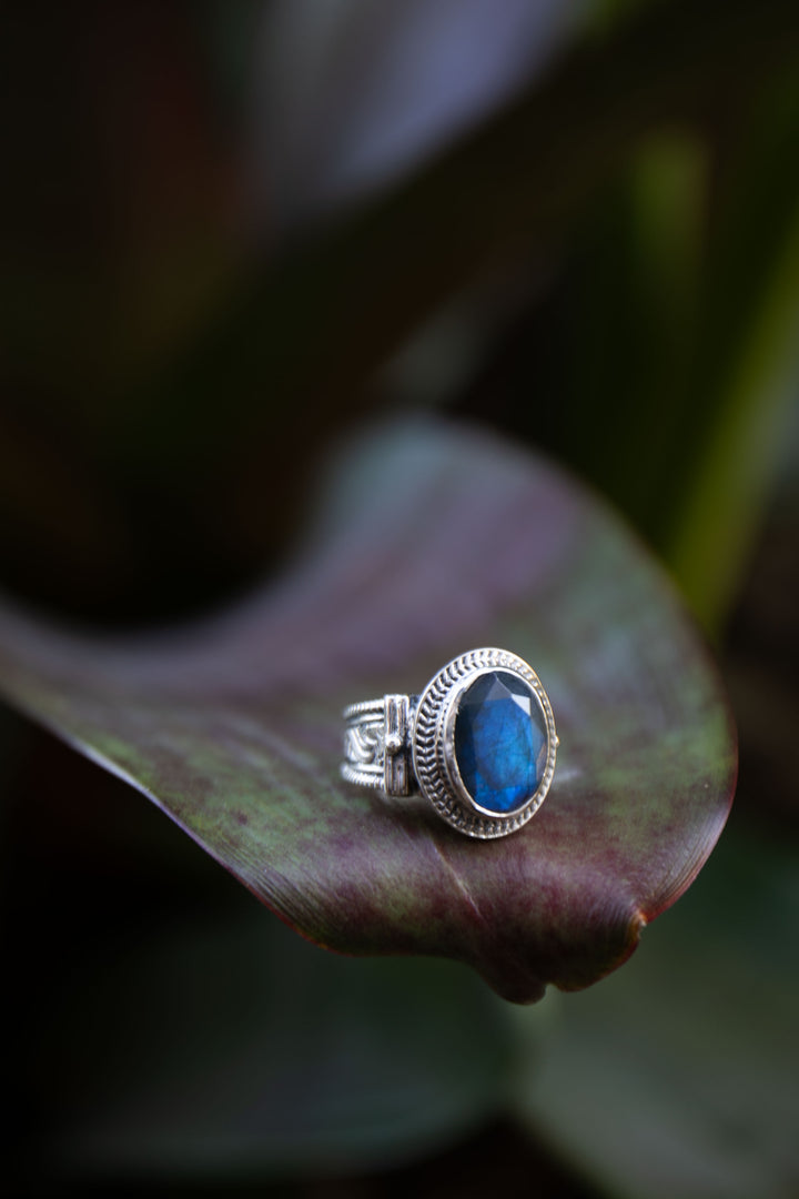 Labradorite Ring set in Decorative Sterling Silver Band - Size 7 US