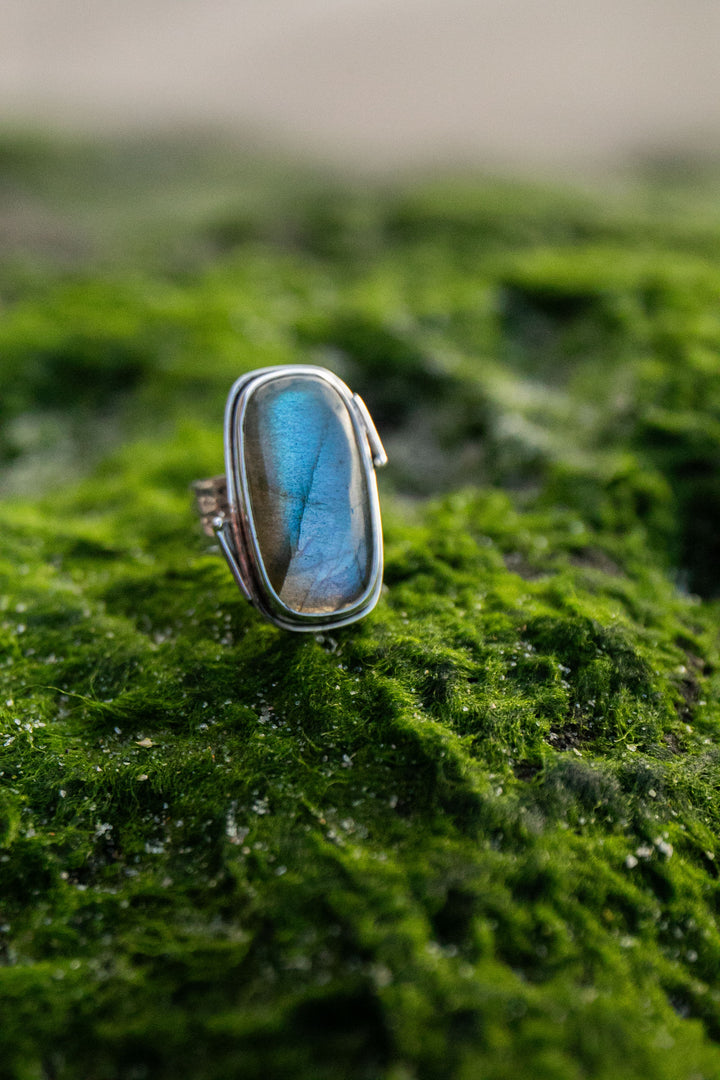 A+ Grade Labradorite Ring set in 92.5% Sterling Silver Band - Size 7 US