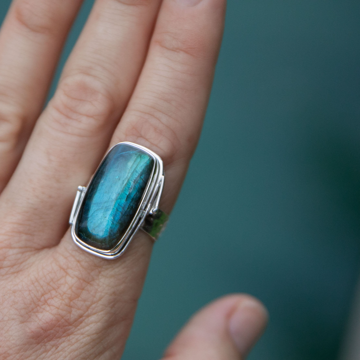 labradorite-silver-ring